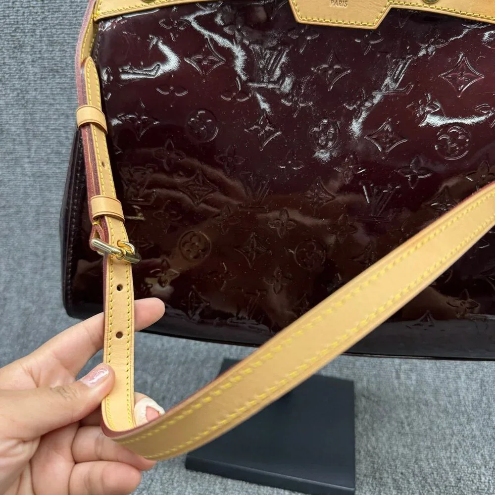 LOUIS VUITTON Brea Amarante Monogram Vernis Handbag 699-072225